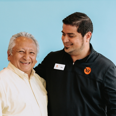 Miembros de PW sonriendo y posando para la cámara.